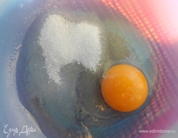 Яйцо взбить с сахаром и ванильным сахаром.