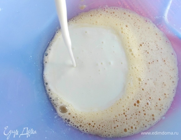 Влить теплый кефир.