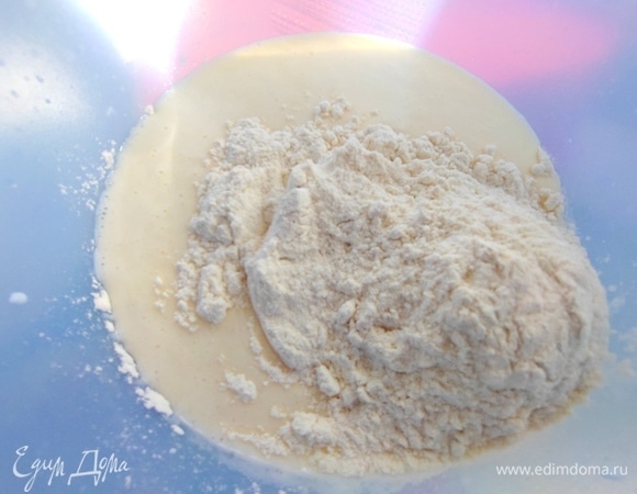 Всыпать муку.