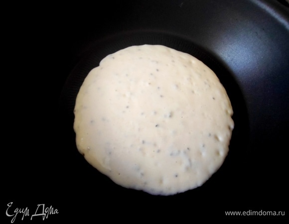 В разогретую сухую сковороду налить в центр поварешку теста.