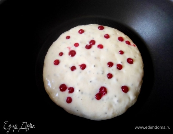 Насыпать немного ягод. Попробовала так с припеком.