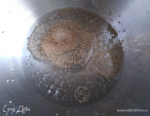 В теплую воду всыпать сахар, соль, дрожжи, влить растительное масло.