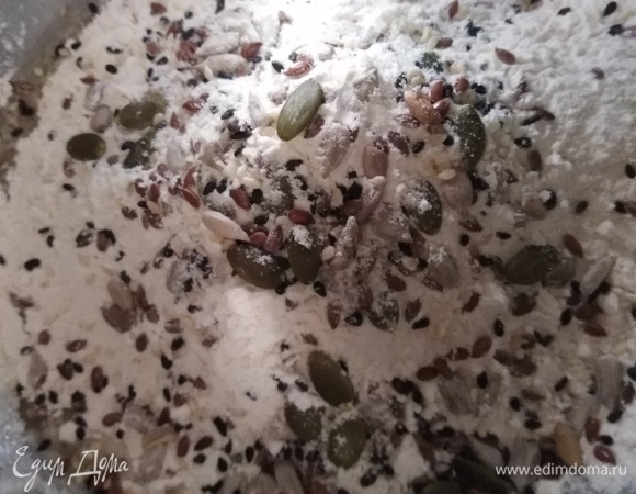 Добавить муку и семечки.