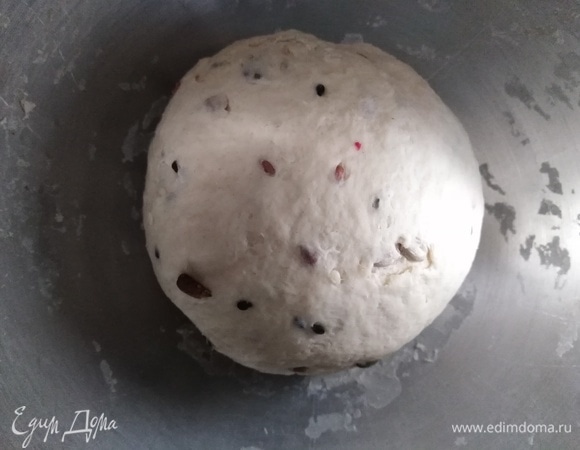 Замесить тесто. Оставить на 15 минут.