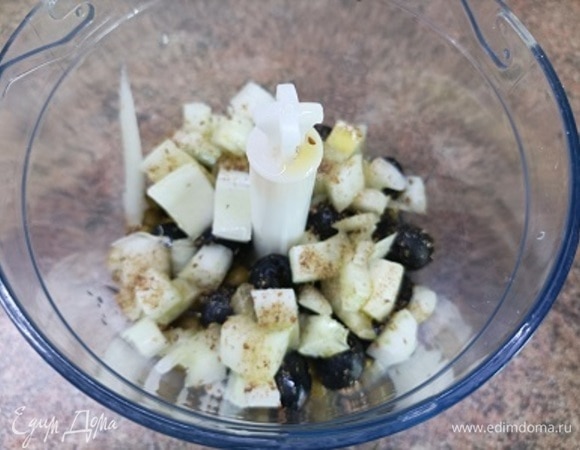 Все ингредиенты для зеленой пасты поместите в блендер и пюрируйте. Затем посолите по вкусу.