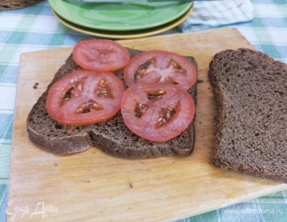 Хлеб (у меня заварной из трех видов муки, который я готовлю в хлебопечи) подсушите в тостере. На один кусок выложите тонко нарезанные кружочки помидора. Сверху — пасту, а затем еще слой помидоров. Закройте бутерброд вторым куском хлеба.