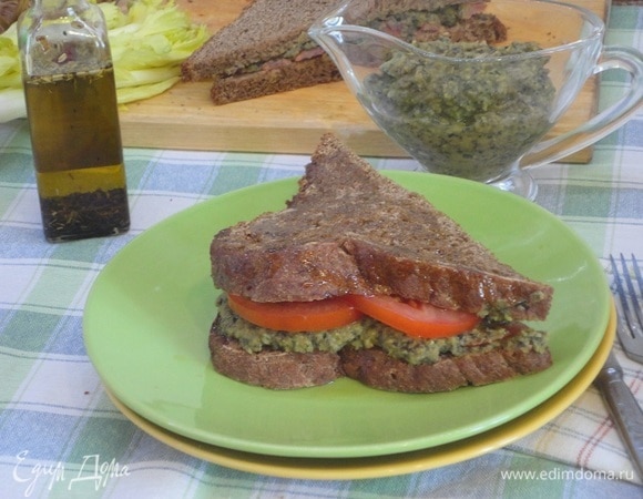 Закуску удобнее есть в виде сэндвича. Сверху полейте его ароматным оливковым маслом.