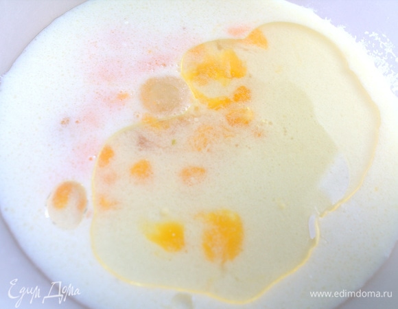 В теплое молоко вбить яйцо, а затем влить масло.