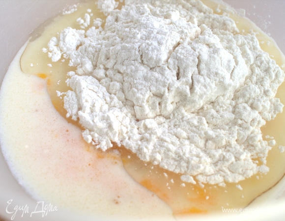 Всыпать муку с разрыхлителем, солью и сахаром.