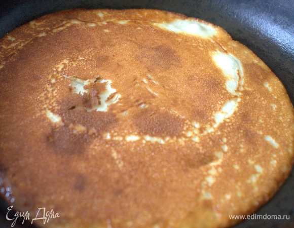 Взбить тесто и жарить блины на смазанной сковороде диаметром 26 см.