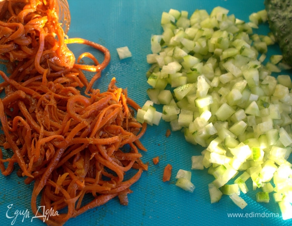 Для начинки измельчить морковь по-корейски и свежий огурец.