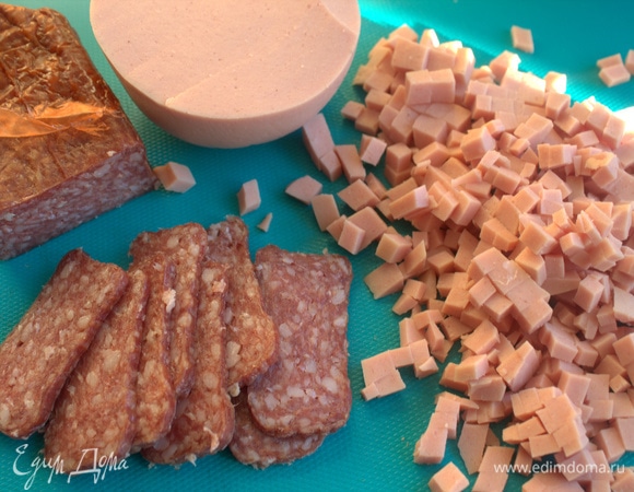 Два вида колбас нарезать мелко.