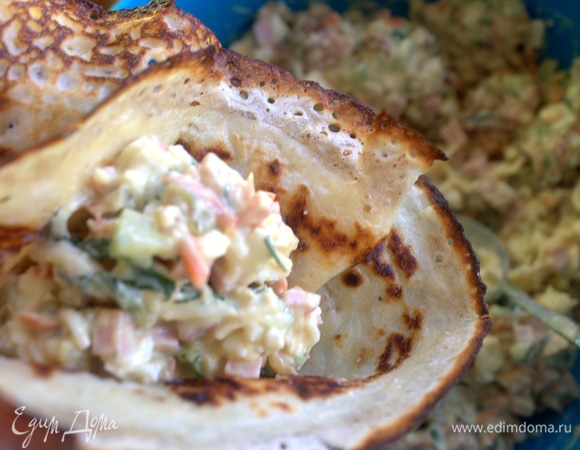 Сложить блин вчетверо, раскрыть и положить начинку внутрь.