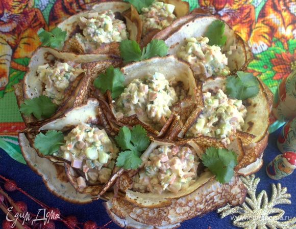 Для подачи взять чашу с высокими бортиками и выложить блюдо.