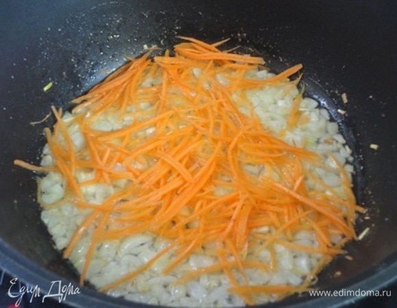 В глубокой просторной сковороде или сотейнике хорошо разогреваем оливковое масло и обжариваем в нем лук.