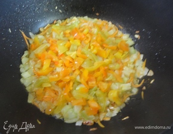 Затем отправляем туда овощи: морковь, сельдерей и перец, а грибы в последнюю очередь. Все жарим на сильном огне до золотистого цвета. Солим, перчим и добавляем ароматные травы — базилик, тимьян, майоран и эстрагон.