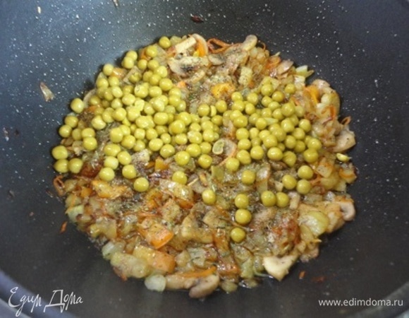 Выкладываем к овощам консервированный горошек, перемешиваем и выключаем плиту. Туда же можно выложить отваренный булгур и все перемешать.