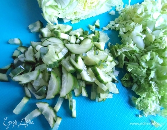 Огурец нашинковать соломкой.