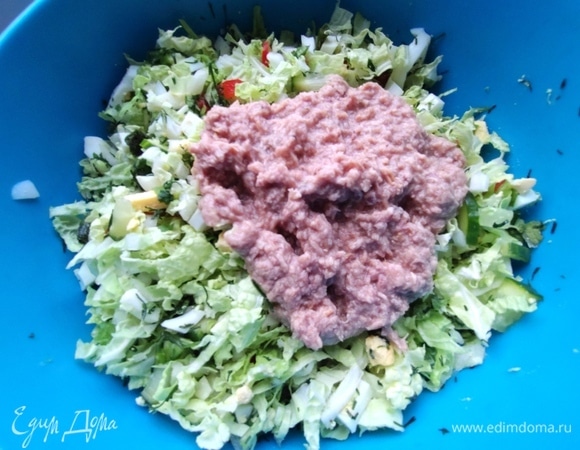 Тунец процедить от лишнего рассола.