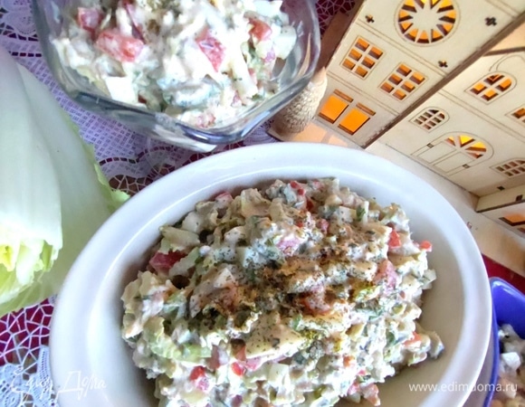 Готовое блюдо можно подать в общем салатнике или порционно. 