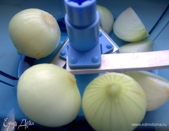 Измельчить лук. У меня небольшие луковки.