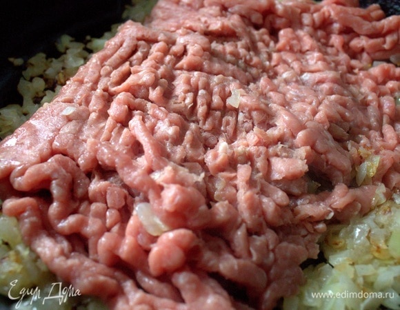 Обжарить лук до золотистого состояния, добавить фарш. В пост фарш можно заменить грибами, тоже будет вкусно.