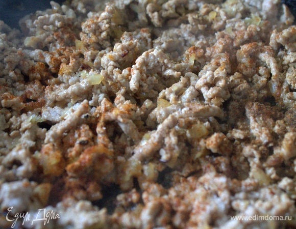 Размять фарш в сковороде со специями. На Востоке добавляют еще кедровые орешки.