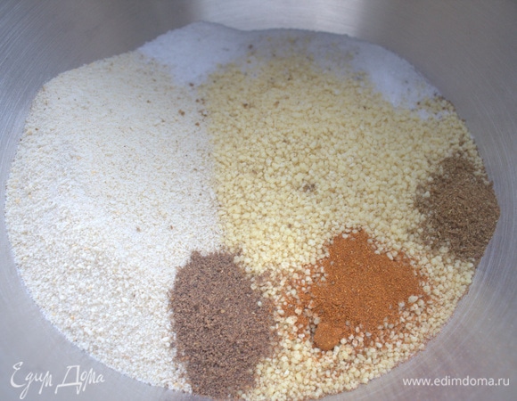 Для основы смешать кускус (у меня мелкий), сухари, приправы.