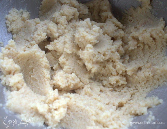 Тщательно вымесить «тесто» руками.