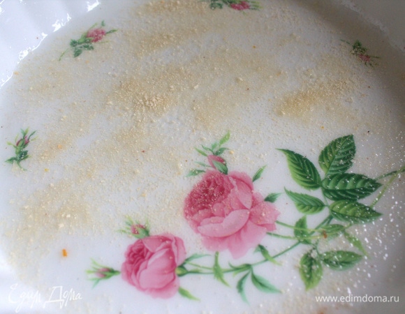 Форму смазать маслом, посыпать сухарями.