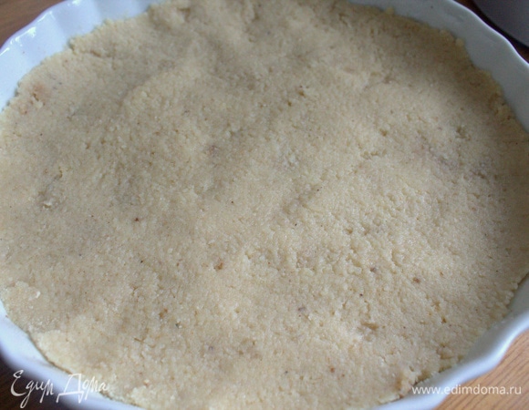 Утрамбовать на дно половину кускуса. Сверху — фарш с луком.