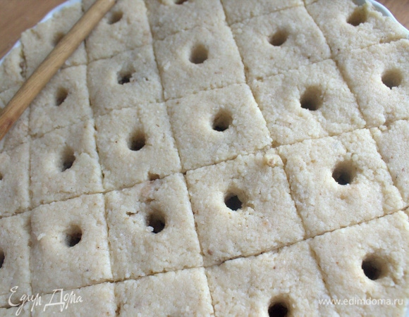 Закрыть фарш остальным кускусом, надрезать на ромбики и сделать ямки деревянной ложкой.