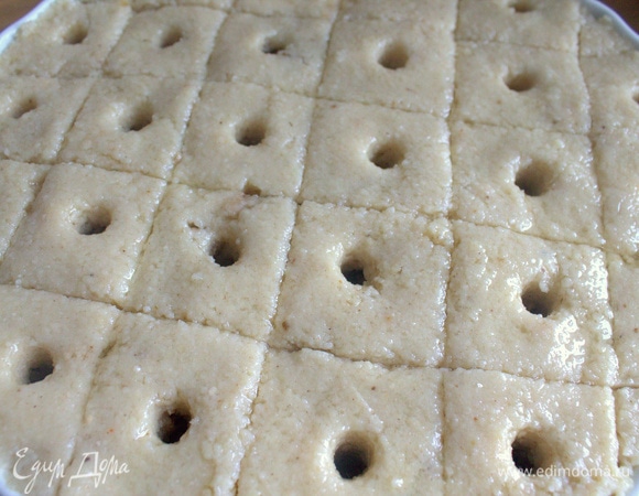 Обильно смазать растительным маслом, стараясь попасть в ямки.