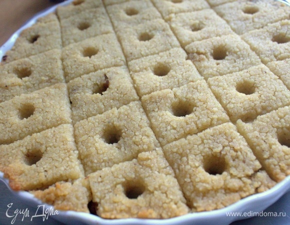 Подать в теплом виде. Но на следующий день запеканка не меняет своих качеств, останется только разогреть.