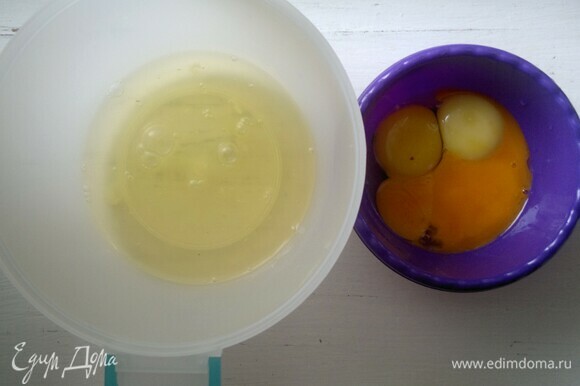 Яйца разделить на белки и желтки. Белки оставить в холодильнике на время. Изюм тщательно промыть, замочить на 10 минут в горячей воде. Лимон вымыть, обдать кипятком, обсушить. Мелкой теркой снять с лимона цедру.