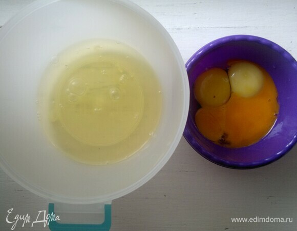 Яйца разделить на белки и желтки. Белки оставить в холодильнике на время. Изюм тщательно промыть, замочить на 10 минут в горячей воде. Лимон вымыть, обдать кипятком, обсушить. Мелкой теркой снять с лимона цедру.