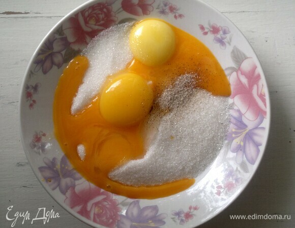 Соединить яйца с сахаром, солью и ванильным сахаром. У меня ванильный сахар с натуральной ванилью. 