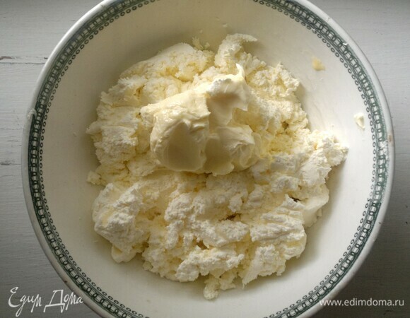 Творог протереть через сито, соединить с размягченным сливочным маслом и растереть до однородного состояния.