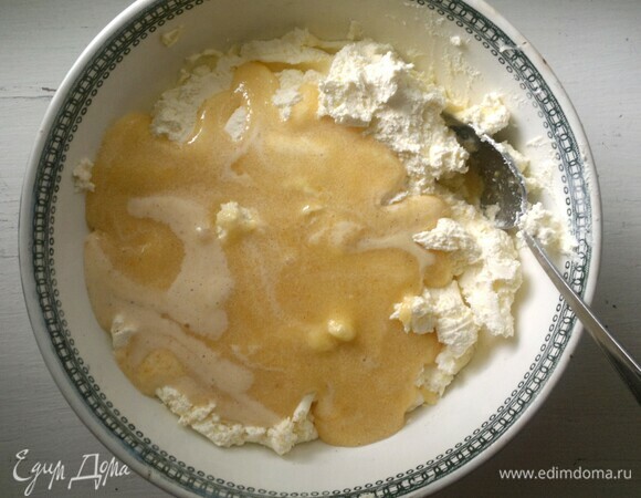 Соединить творожную и яично-сахарную массы, перемешать.