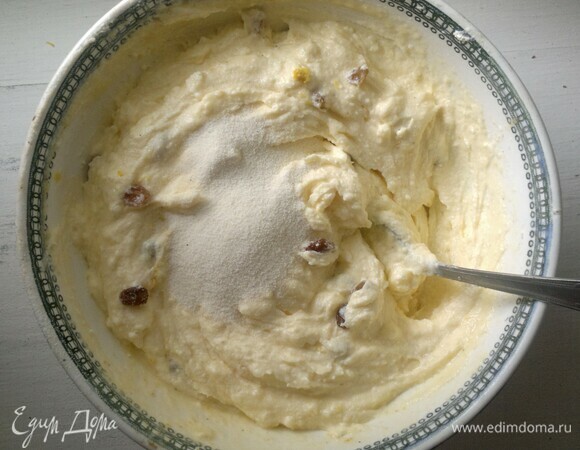 Всыпать в массу манную крупу, перемешать.