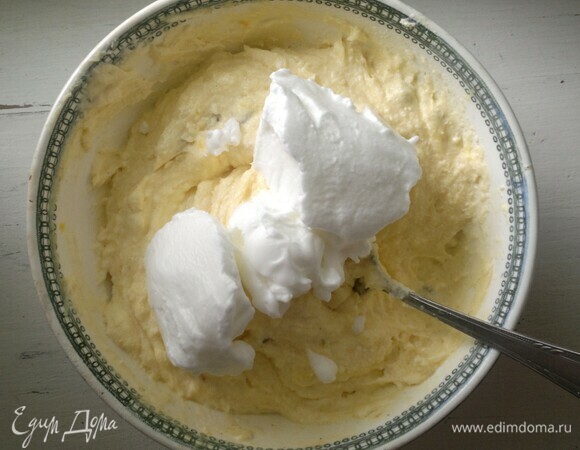 Белки достать из холодильника и взбить в пышную массу. Частями добавлять белки в творожную массу, аккуратно перемешивая снизу вверх.