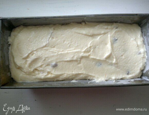 Прямоугольную форму для выпечки смазать кусочком холодного сливочного масла, обсыпать манной крупой, излишки удалить. Массу для запекания выложить в форму и поставить в духовку, предварительно разогретую до 180°C. Выпекать 50–60 минут. Запеканка должна слегка зарумяниться.