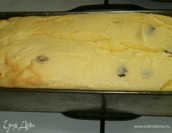 Готовую творожную запеканку достать из духовки. Полностью остудить в форме.