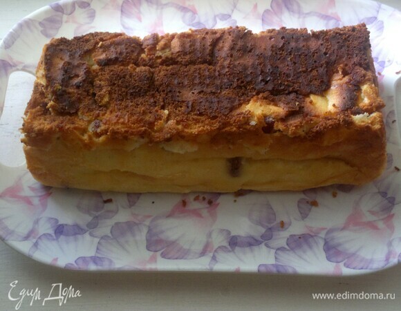 Остывшую запеканку аккуратно достать из формы. Можно поставить на пару часов в холодильник, чтобы глазурь быстрее застыла при нанесении.