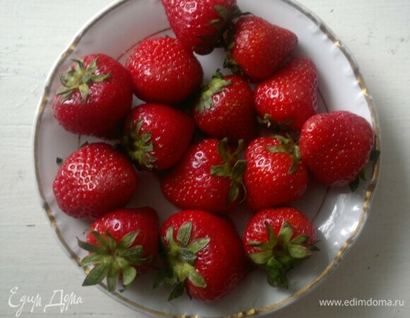 Подготовить клубнику для украшения. Вымыть ее под проточной водой, обсушить бумажным полотенцем. Хвостики можно не обрывать.