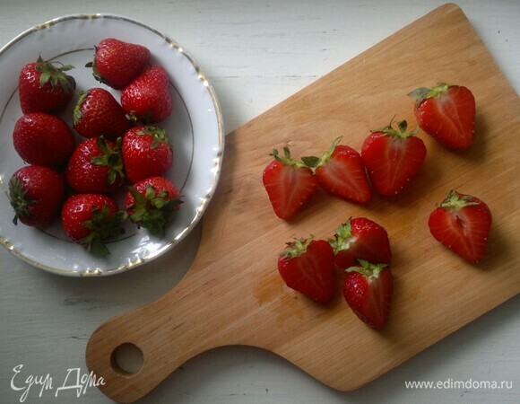 Разрезать каждую клубнику вдоль пополам.