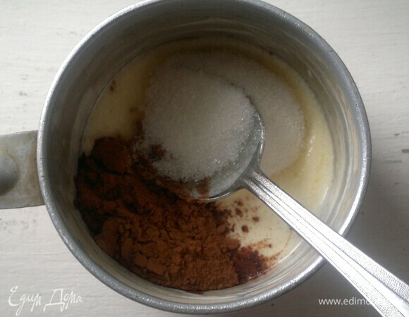 Для глазури соединить сливки, сахар и какао, поставить на средний огонь. Довести до кипения, снять с огня. Добавить сливочное масло, перемешать. Дать глазури остыть до комнатной температуры.