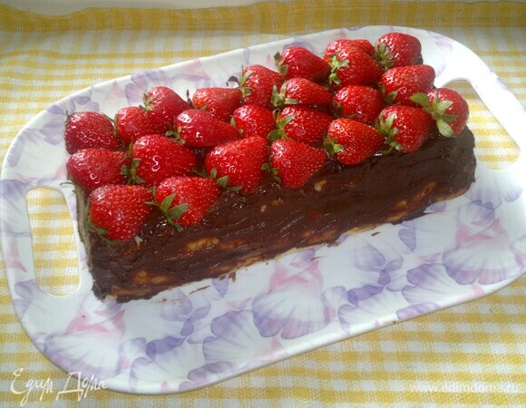 Верх запеканки украсить половинками клубники. Поставить запеканку в холодильник на несколько часов. 