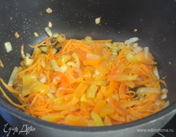 Добавить болгарский перец (у меня замороженая заготовка с лета), перемешать, обжарить еще пару минут.