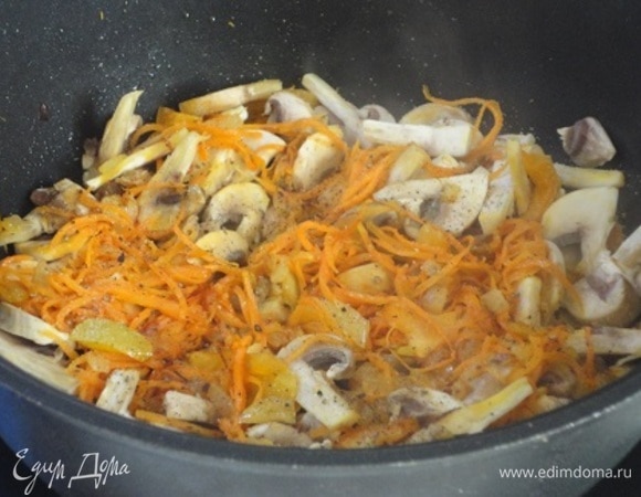 Шампиньоны нарезать пластинками и выложить к овощам. Перемешать, добавить протертые помидоры, посолить, поперчить и потушить 5–7 минут на среднем огне.